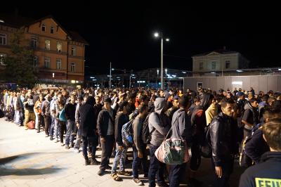 Ueber 300 Fluechtlinge werden ab heute in Esslingen untergebracht - Stadt und DRK bereiten sich darauf vor